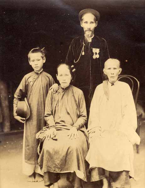 Chef d'un village et sa famille près de Saïgon, Indochine, circa 1880 ...